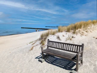 einsame Bank am Strand zwischen Dünen © Blickfang