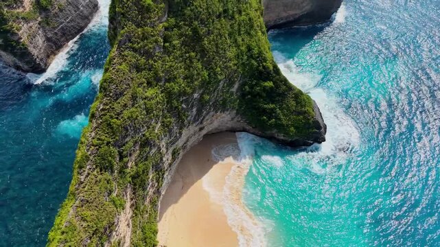 A paradise beach in Bali. (NUSA PENIDA - Kelingking Beach). Video filmed with a DJI 5 Pro drone, 4K quality. Video edited in DaVinci Resolve. Filmed in February 2026.