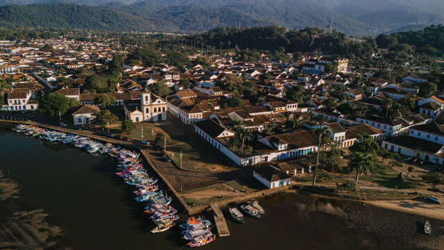 Perspectiva de drone da Igreja de Santa Rita e da linha de costa de Paraty, Rio de Janeiro.