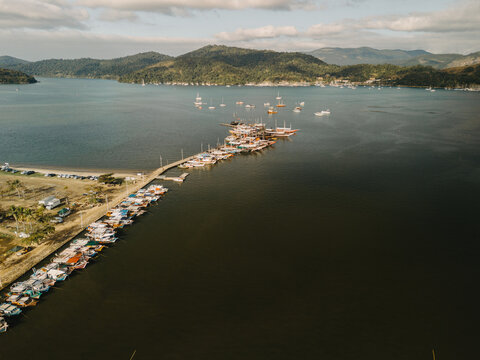 Barcos de turismo e escunas prontos para passeios pelas ilhas na ba&iacute;a de Paraty, Brasil.