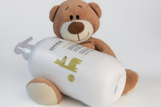 Laboratorios BABE Pediatric Moisturising Body Milk white plastic pump bottle with a teddy bear on light background