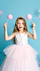 Obraz premium Fröhliches Mädchen als Prinzessin bei Kinderparty