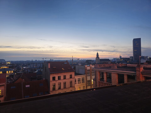 Panorama urbano al tramonto con edifici e cielo blu