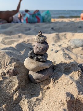 Aufeinandergestapelte Steine als Zen-Turm am Ostseestrand von Warnem&uuml;nde