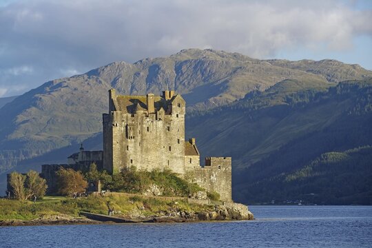 Historic castle on an inlet with dramatic mountains in the background, Eilean Donan Castle, Highlander, film set, Scotland, Great Britain