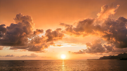 Naklejka premium Golden sunset over ocean with dramatic natural cloud formations