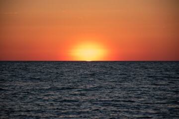 Fototapeta premium Beautiful view of the ocean at sunset, creating a serene atmosphere.