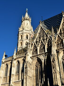 La partie avant de la fa&ccedil;ade sud de la cath&eacute;drale Saint-Etienne &agrave; Vienne en Autriche