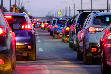 Obraz premium Blurry, out of focus. Bokeh. A city intersection with a semaphore. Red stop lights for cars in traffic.