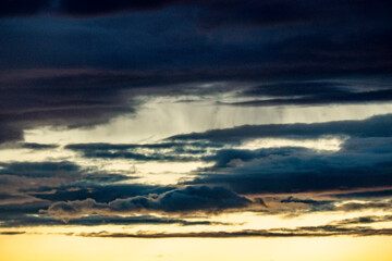 Fototapeta premium Wolkenhimmel bei Sonnenuntergang