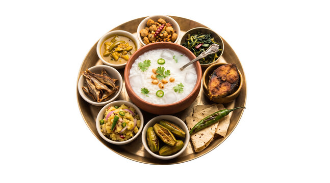 Traditional Odia pakhal bhata platter served in a brass thali featuring fermented rice in an earthen bowl alongside fried fish, bada chura, saga bhaja, aloo bharta, and roasted pointed gourd
