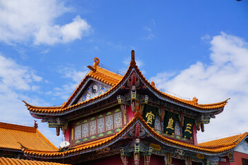 Obraz premium Traditional Chinese Temple Roof with Ornate Architecture Under Blue Sky