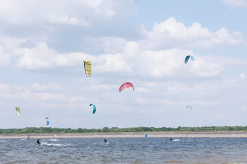 akrobacje na desce do kitesurfingu na zalewie Mietkowskim DOLNYŚLĄSK © Arek mały