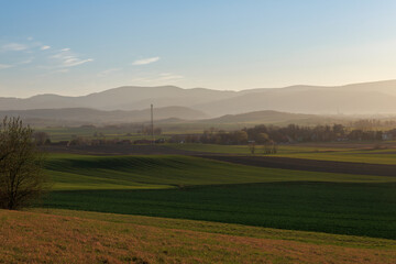 pola wiosną z widokiem na góry Sowie © Arek mały