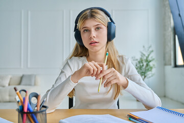 Naklejka premium Teenage girl in headphones gesturing during video call