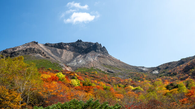 【那須岳】姥ヶ平から望む茶臼岳と紅葉