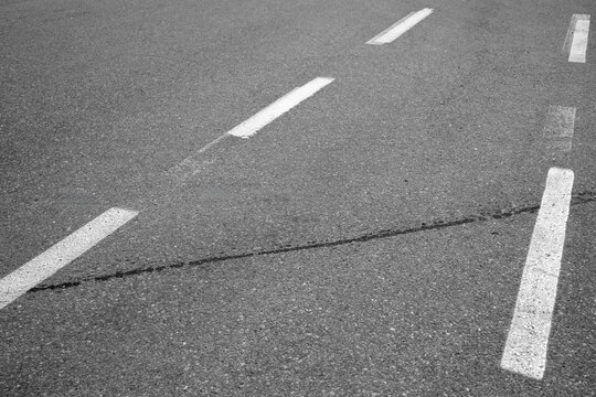 Ligne blanche sur la route, gros plan d'une photo &agrave; faible profondeur de champ. Texture de route asphalt&eacute;e avec ligne blanche. Fond et texture abstraits pour le design.