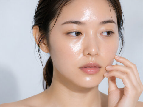皮脂分泌が多いオイリー肌の女性・スキンケアイメージ