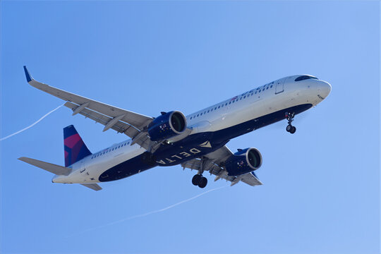 Delta Air Lines Airbus A321Neo (N512DE) about to touch down at LAX, Los Angeles International Airport.
