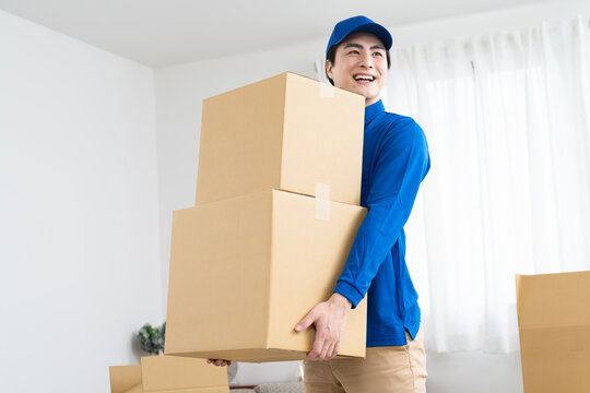 引っ越し業務を行う若い男性　ライフスタイルイメージ