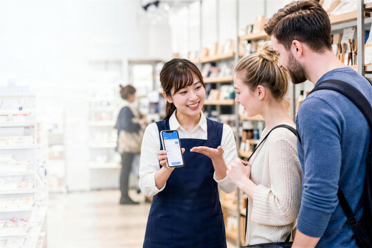 AI翻訳で外国人客に対応する日本人店舗スタッフ