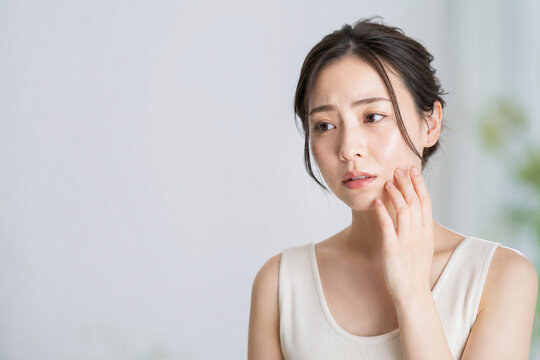 肌トラブルに悩む心配そうな表情の女性 Generative AI