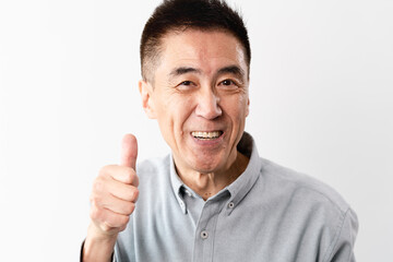 Fototapeta premium 私服のシニア男性の立ち姿 ライフスタイルイメージ