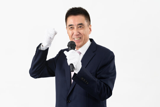マイクを持ちながら選挙演説をするシニア男性