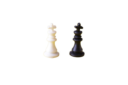 Una toma de cerca de varias piezas de un juego de ajedrez de color blanco y negro en una fondo transparente 