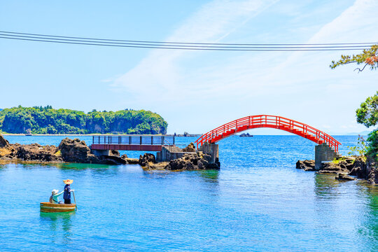 初夏の経島とたらい舟　佐渡島　新潟県佐渡市