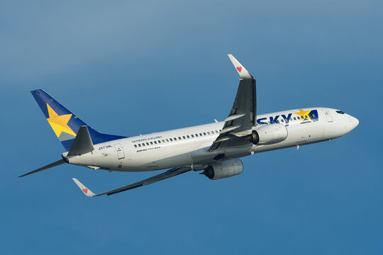 羽田空港を離陸するスカイマーク ボーイング737-800（JA73NL）旅客機