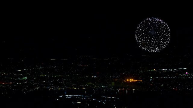 秋の夜空を染める大輪の光：八代全国花火競技大会の美しい遠景夜景
(八代市)さかもと八竜天文台
Brilliant bursts of light painting the autumn night sky: A beautiful distant night view of the Yatsushiro National Fireworks Competition