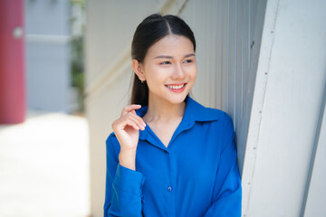 Obraz premium Portrait of Asian businesswoman standing at outside building