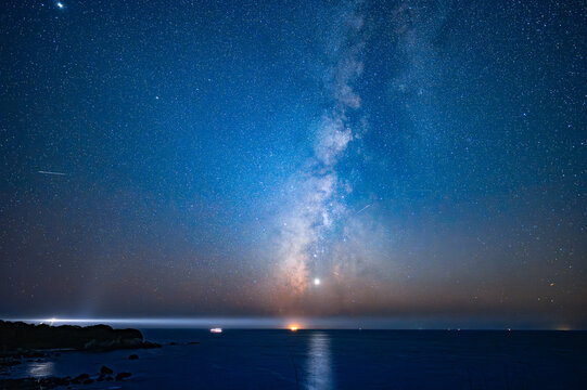 潮岬灯台と太平洋に昇る天の川（Milky Way Over the Pacific Ocean at Cape Shionomisaki, Wakayama, Japan）