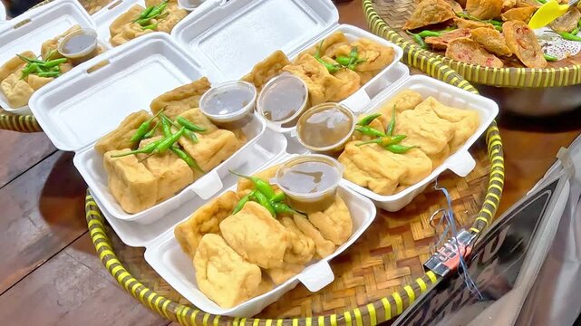 Tahu petis is a traditional snack from Java (Indonesia) consisting of fried tofu enjoyed with petis (shrimp paste).
