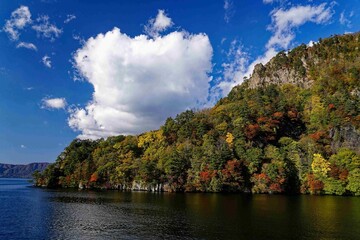 Fototapeta premium Lake Towada Adorned with Autumn Colors
