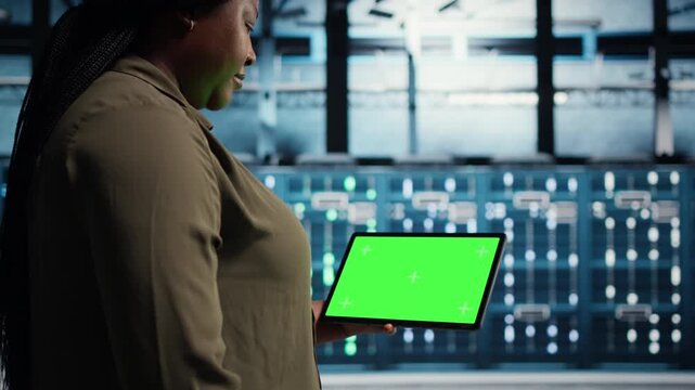Replaceable-screen tablet supports hardware inspection inside a server farm, combining a replaceable display with configuration tasks, stable systems and server infrastructure reliability.
