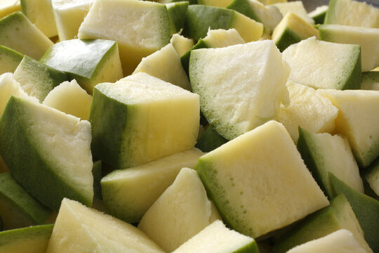 sliced mango on a plate