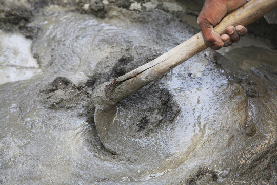 mixing cement sand plaster
