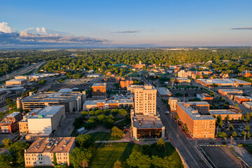 Naklejka premium Saginaw city skyline at sunset with urban park and buildings in Michigan.