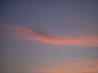 Fototapeta premium 夕焼けに染まる淡いピンク色の雲