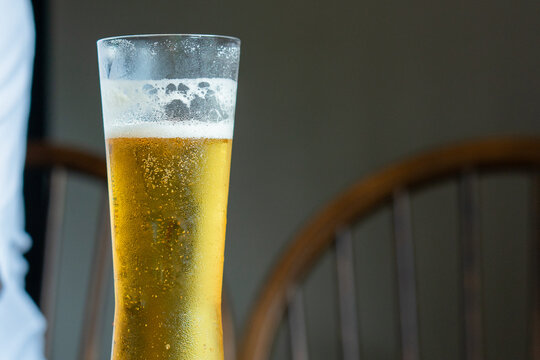 飲みかけのグラスビール