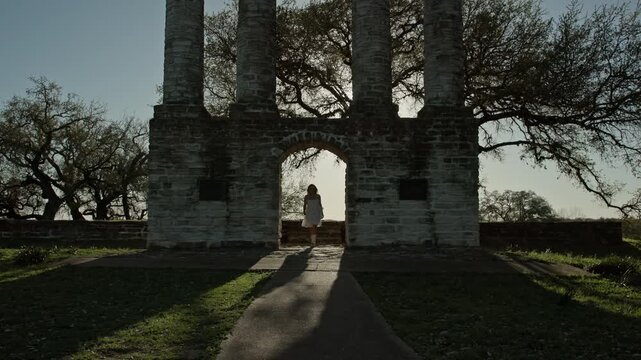Documentary Style Video of Girl Exploring Old Bailey Park Monuments