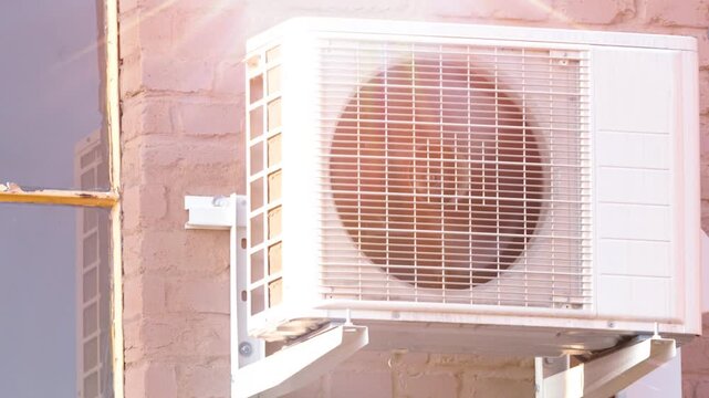 Klimaanlage an Aussenwand von einem Geb&auml;ude