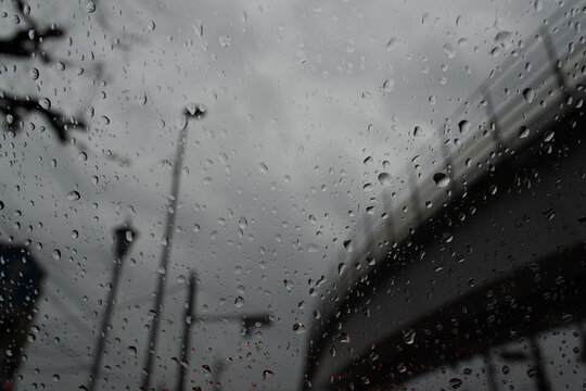 雨の日のフロントグラス