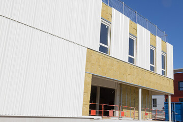 Isolation extérieure d'un bâtiment commercial en construction	