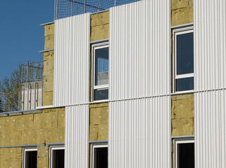 Isolation extérieure d'un bâtiment commercial en construction	