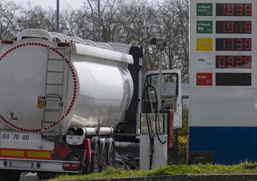 Camion citerne en ravitaillement d'une station service