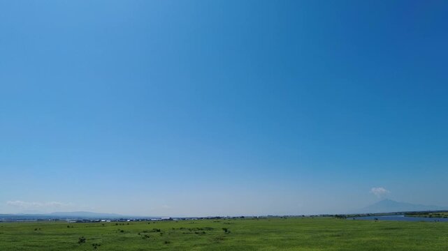 【4K】津軽大橋から望む雄大な岩木山と岩木川：初夏の青空に映える津軽富士。青森の美しい大自然とランドスケープ自然映像素材　[4K] Majestic Mount Iwaki and Iwaki River View from Tsugaru Bridge: Beautiful Summer Landscape in Aomori Japan 撮影日：20260624-1
