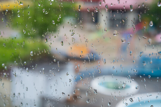 雨の日のカラフルな景色